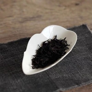 Tea leaf-shaped white Daha